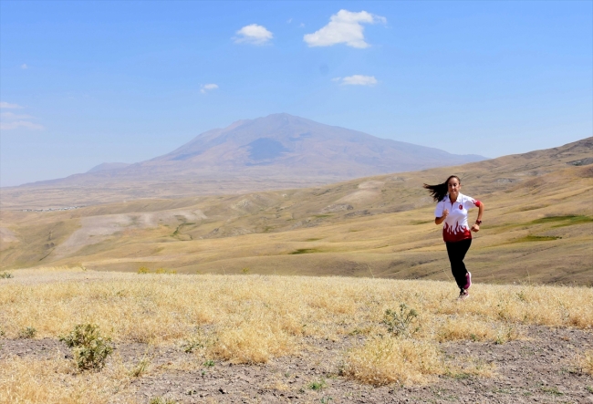 Altın madalya için Süphan Dağı eteklerinde antrenman yapıyor